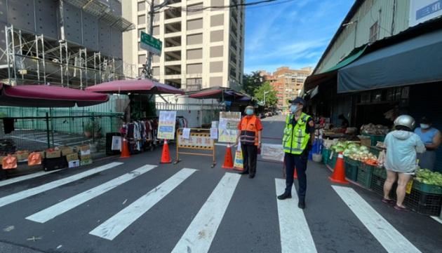 端午节连假疫情持续严峻，新北警唿吁配合防疫人流管制及实联制措施