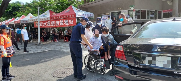 高龄长者接种疫苗开打 淡水警温馨接送85岁独居老妪到场接种 | 文章内置图片