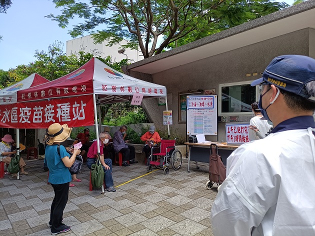 高齡長者接種疫苗開打 淡水警溫馨接送85歲獨居老嫗到場接種 | 文章內置圖片