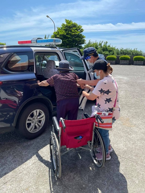 高龄长者接种疫苗开打 淡水警温馨接送85岁独居老妪到场接种 | 文章内置图片