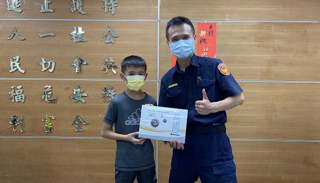10歲男童自己存零用錢 送給心目中的警察英雄溫馨禮物