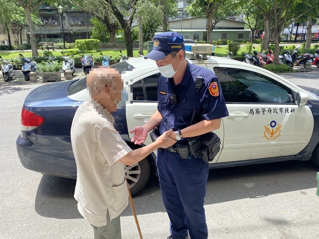 9旬翁「微解封」出门透气却迷路 土警暖心陪同寻家 | 文章内置图片