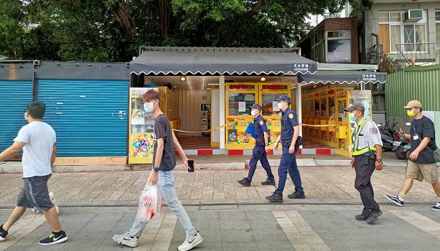 「微解封」在即！淡水警偕同高灘處金色水岸稽查勸導圍堵防疫破口