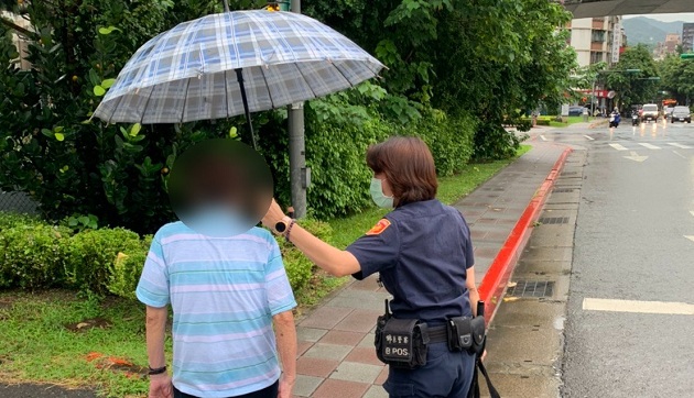 天雨路滑老翁提重物跌坐路边 内湖暖警关怀助返家