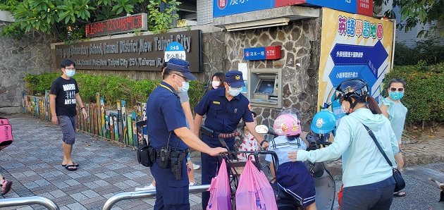 揮別最長暑假！淡水警啟動護童及學(幼)童車稽查專案 學童安心家長放心 | 文章內置圖片