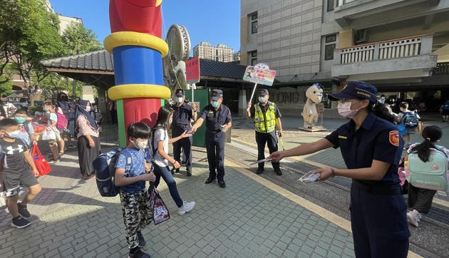 学童展欢颜、校长老师及警察叔叔大门口喜迎小朋友