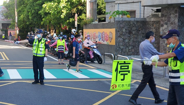 挥别最长暑假！淡水警启动护童及学(幼)童车稽查专案 学童安心家长放心