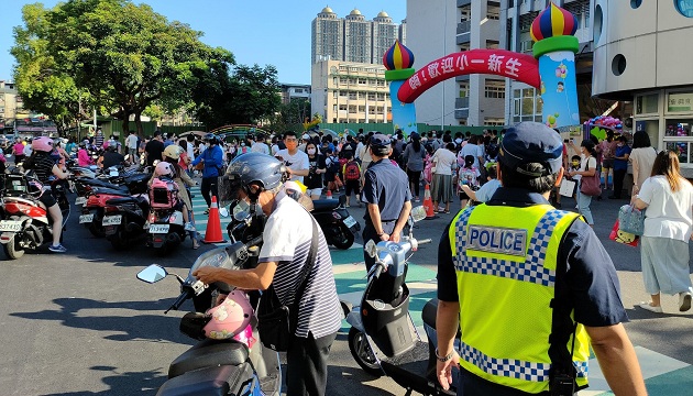 最长暑假开学日 上演小一新生接送情