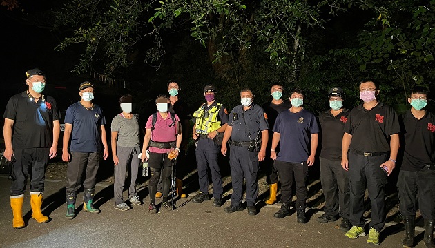 疫情警戒降級4女登山迷航 淡水警消趕赴救援脫困