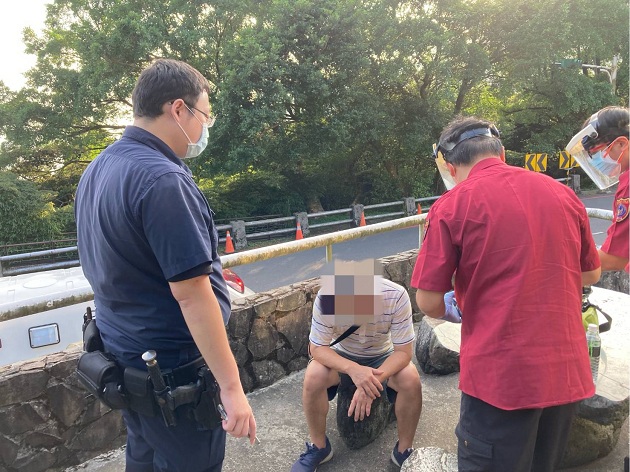 不熟路況車卡墓園旁山溝 淡水暖警熱心陪伴助脫困 | 文章內置圖片