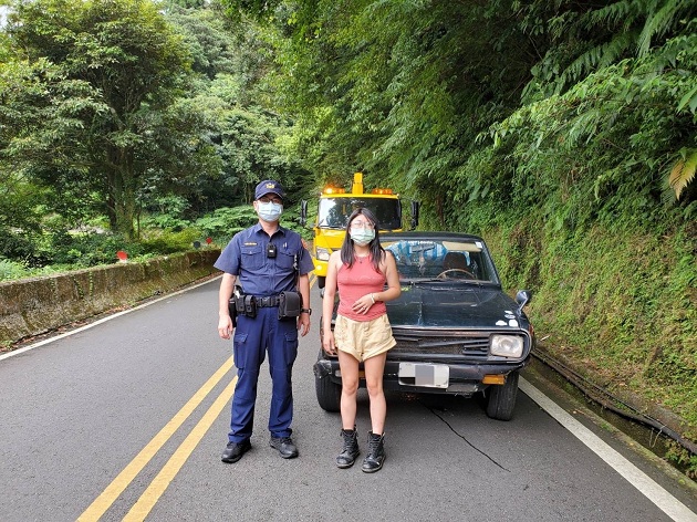 不熟路況車卡墓園旁山溝 淡水暖警熱心陪伴助脫困 | 文章內置圖片