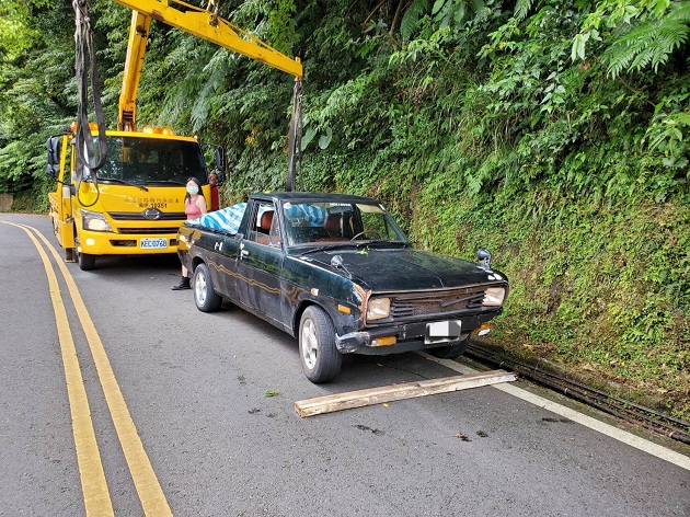 不熟路況車卡墓園旁山溝 淡水暖警熱心陪伴助脫困 | 文章內置圖片