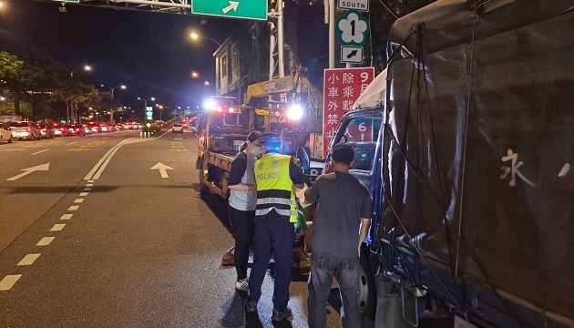 内科下班尖峰时刻 货车抛锚堵住交通要道 内湖警分局启动交通快打警力推车及时解围