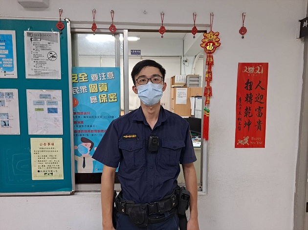 内科下班尖峰时刻 货车抛锚堵住交通要道 内湖警分局启动交通快打警力推车及时解围 | 文章内置图片