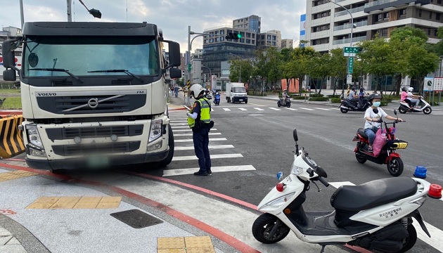 大型車輛違規影響交通 中和警專案執法，加強行車安全