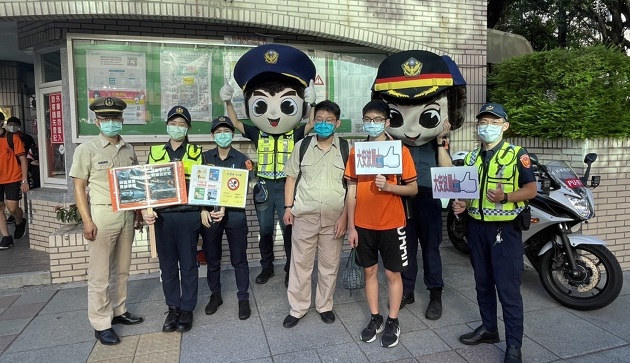 大安警化身一日教师，「防御驾驶」班开课啰!