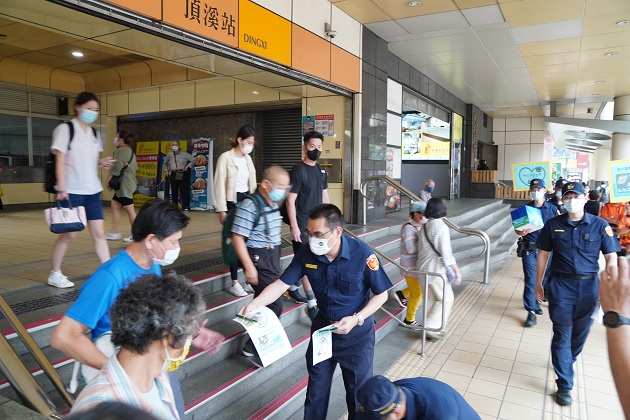 路口慢看停 永和警走上街头 | 文章内置图片