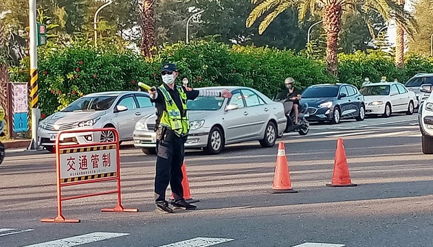 三芝新景點「海上景觀平臺」假日遊客多淡水警加強路口執法及疏導