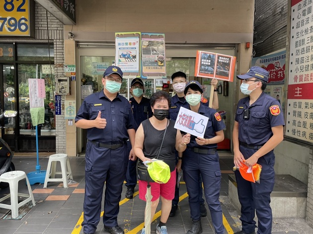 大安警为高龄长者施打「路口慢看停．行人停看听」特效疫苗，让银髮族一辈子有安全抗体 | 文章内置图片