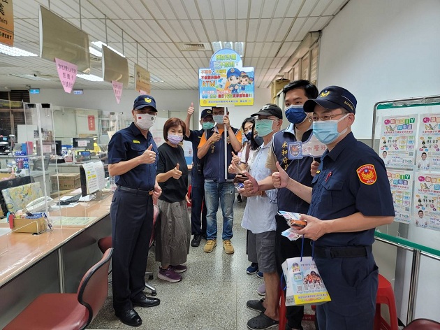 新北重阳敬老发放，永和警全程戒备兼宣导防诈骗 | 文章内置图片