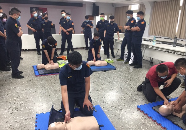 永和警分局舉辦員警急救訓練 「CPR +AED」掌握關鍵4分鐘 | 文章內置圖片