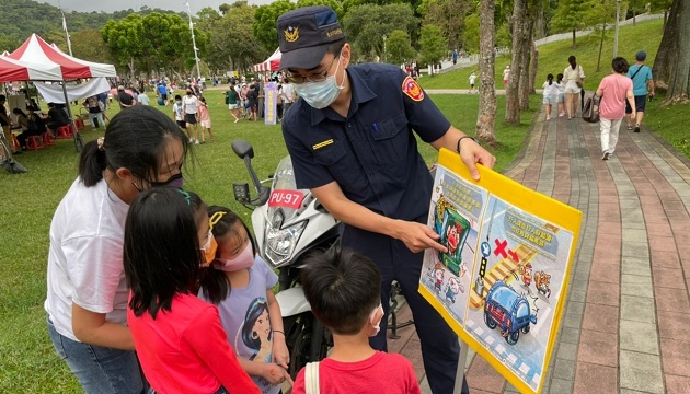 内湖警动员宣导行人交通安全观念，拼「行人安全观念」覆盖率