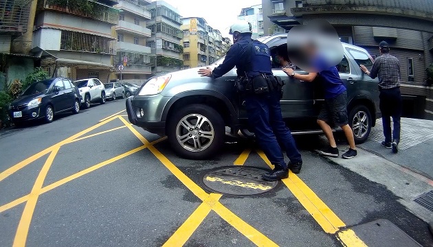 車輛拋錨驚魂 文一警協推車排除