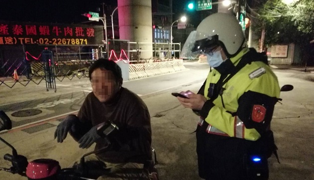 寒夜男子蜷縮路旁搓手顫抖 土城警援助溫暖手套禦寒