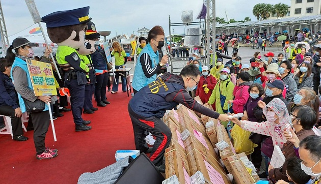 獅子會健行再出發！淡水警攜手反毒、反詐騙