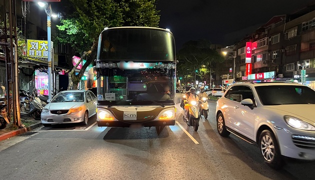 男駕遊覽車全身抽筋停滯路中 警急中生智即刻救援兼維護交安