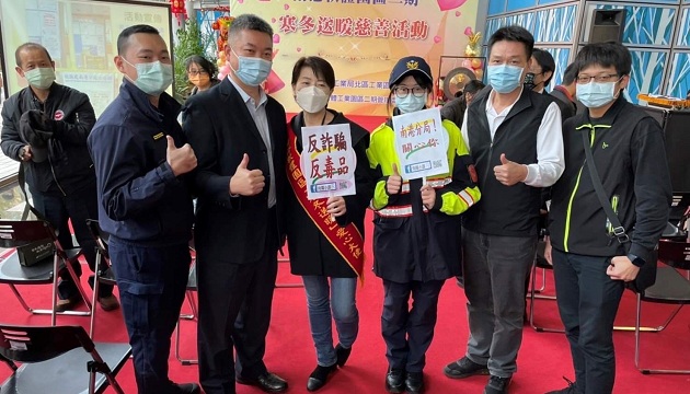 「年末寒冬送暖」，黃副市長偕南港警參與愛心義賣慈善活動，並宣導年節警政措施