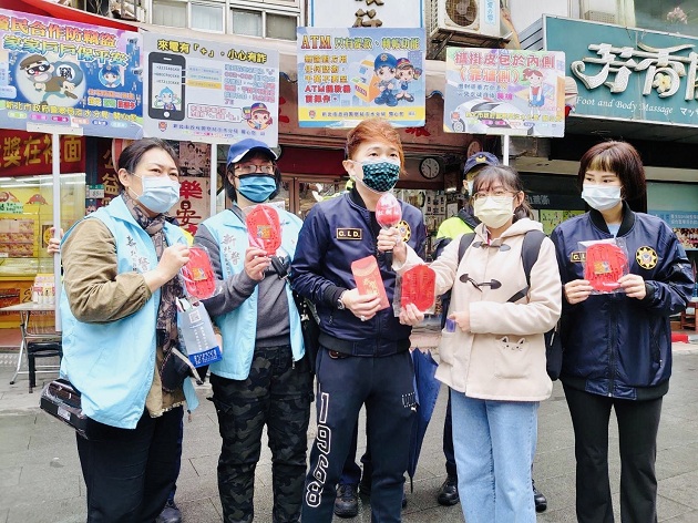 背包後背是別人的！淡水警走進市場犯罪預防宣導 | 文章內置圖片