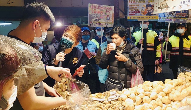 背包後背是別人的！淡水警走進市場犯罪預防宣導