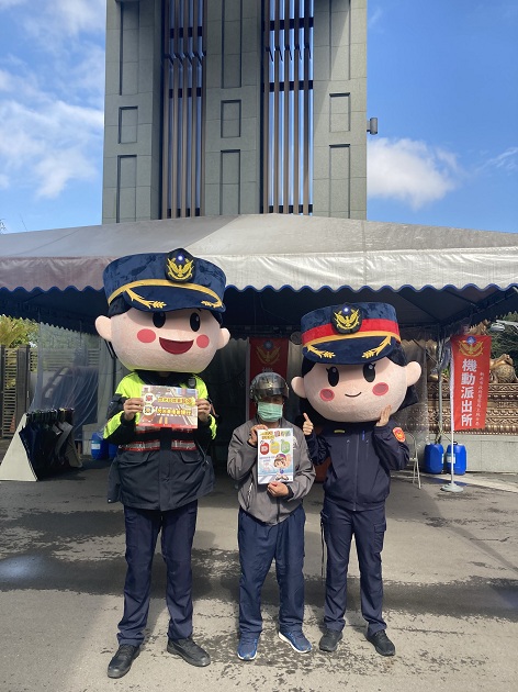 土城警设机动派出所走春拜年好安心 大头警察与民众一同迎新春 | 文章内置图片