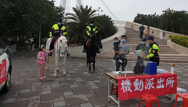 淡水警治安維護春節不打烊  機動派出所結合騎警隊超吸睛