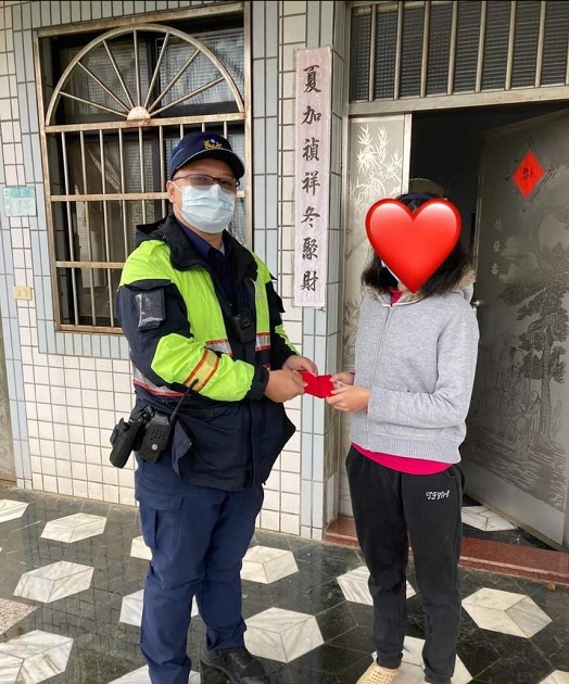 里长贴文揭警自掏腰包助弱势善行 里民齐响应送爱心 | 文章内置图片