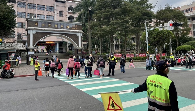 新店警维护学童安全，开学日就是安全日！