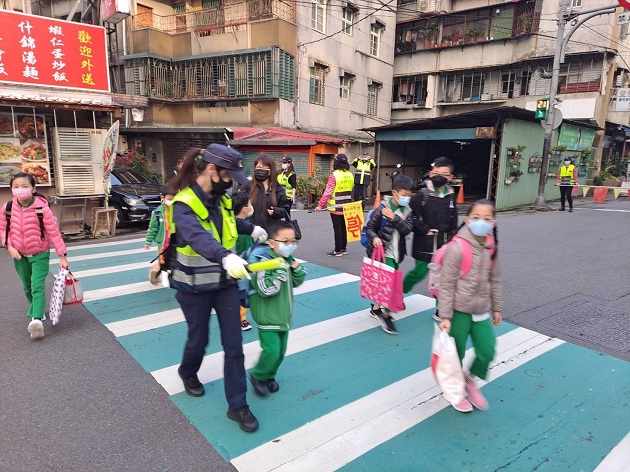 疫情期間 開學首日中和分局警啟動護童勤務 | 文章內置圖片