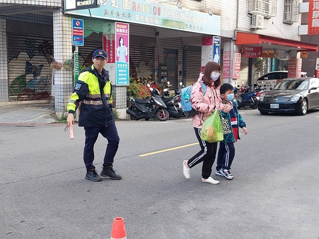 新店警维护学童安全，开学日就是安全日！ | 文章内置图片