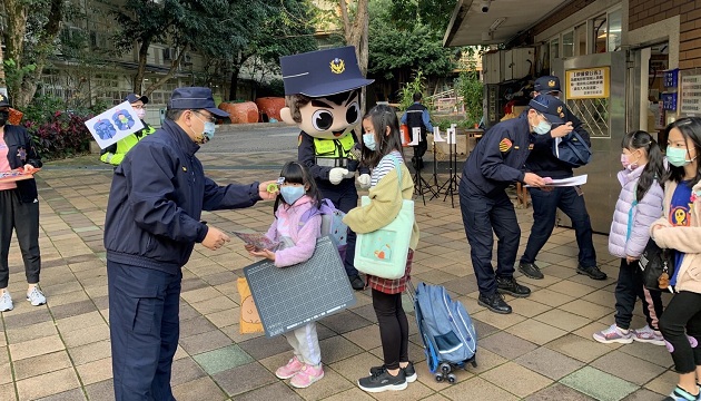 全國中小學開學日 中正二警加強交疏