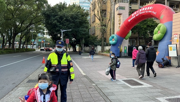 松山分局交通疏導護學童 開學日順暢又安心