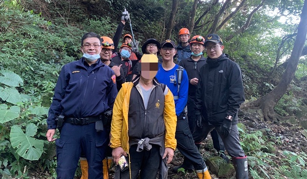 男子三芝登山滑落溪谷受困 淡水警消深入山林急救援