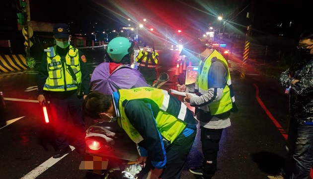 麦搁吵啊！周末夜淡水警环稽查取缔改装造车