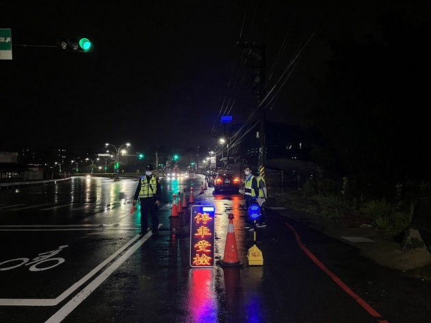 麦搁吵啊！周末夜淡水警环稽查取缔改装造车 | 文章内置图片