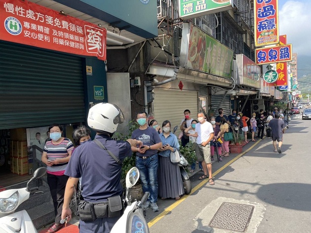 快篩劑購買實名制上路 淡水警加強巡邏護秩序 | 文章內置圖片