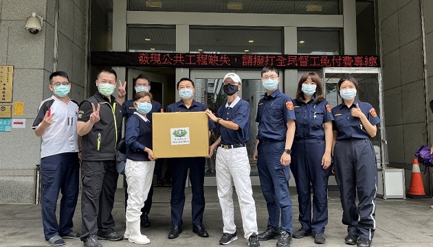 及时雨！慈警会捐赠300组快筛试剂 同松山警齐心抗疫