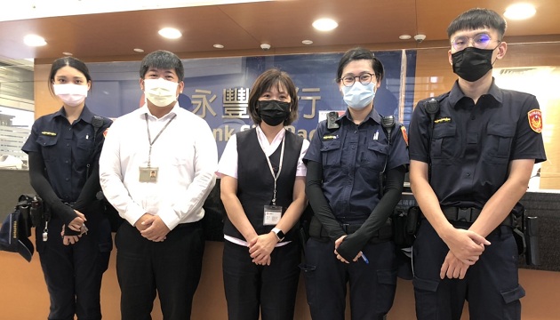 打勝仗就還錢！女捧47萬元金援「烏俄」前線 警、銀聯手粉碎詐團謊言