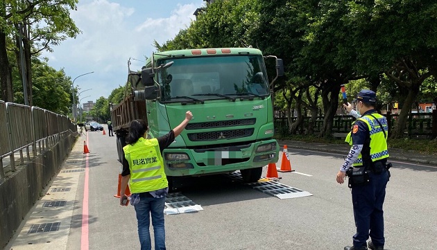 中和警使用活動地磅強力攔查大型車  祭出超載罰單維護交通安全