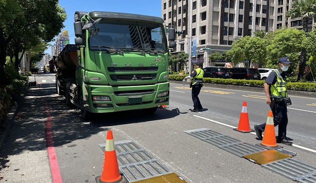 新北警祭出活動地秤，杜絕大型貨車超載歪風