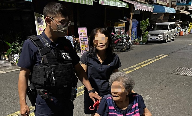 警這舉動好暖心 協助八旬婦步行返家團圓